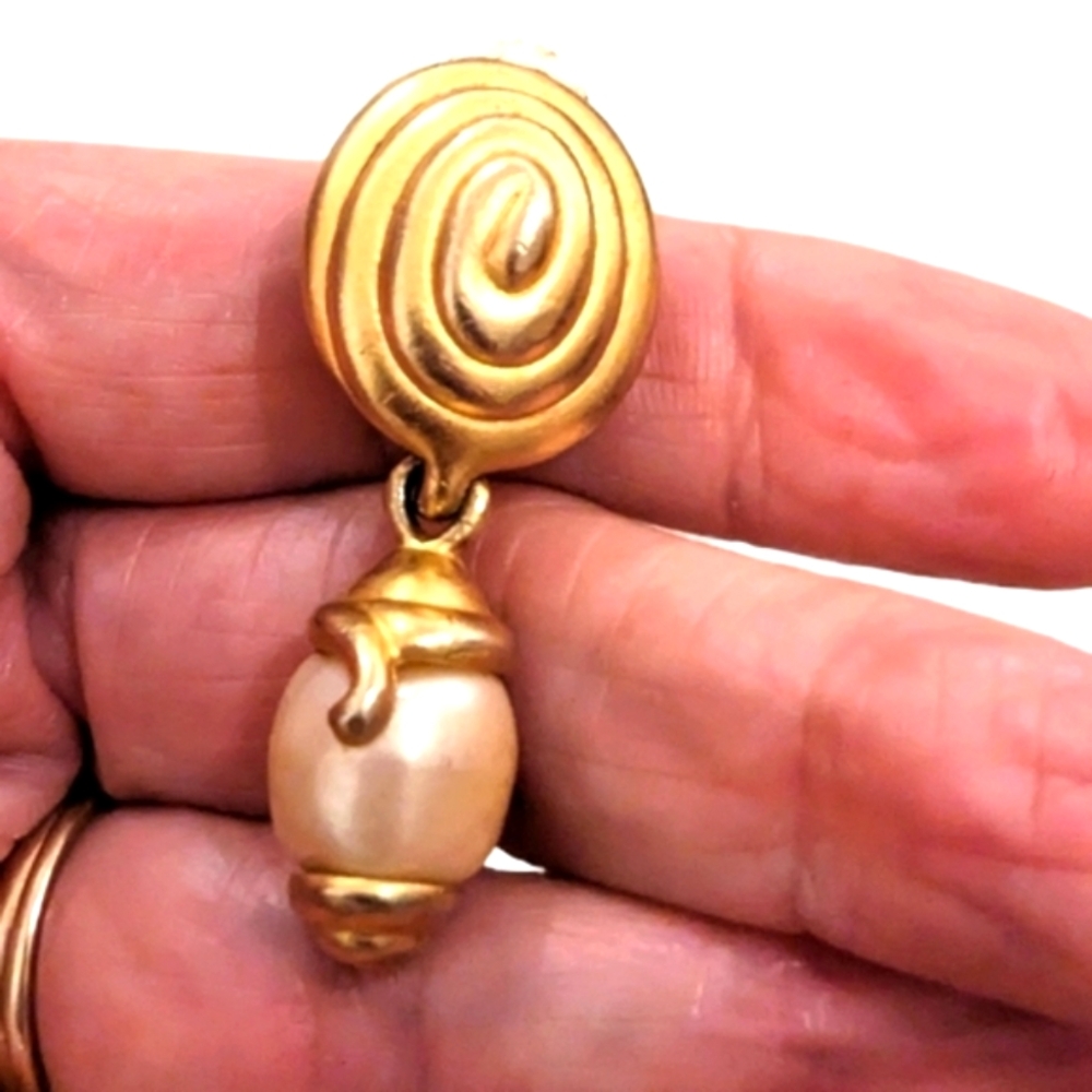 Vintage Caroline Herrera pearl drop brushed GOLD single clip vintage earring